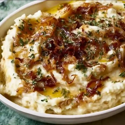 Delicious caramelized onion mashed potatoes served in a bowl